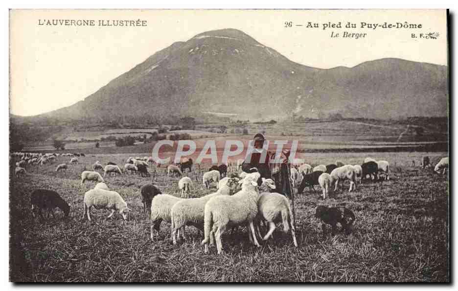 CPA Folklore Auvergne Au pied du Puy de Dome Le berge Moutons