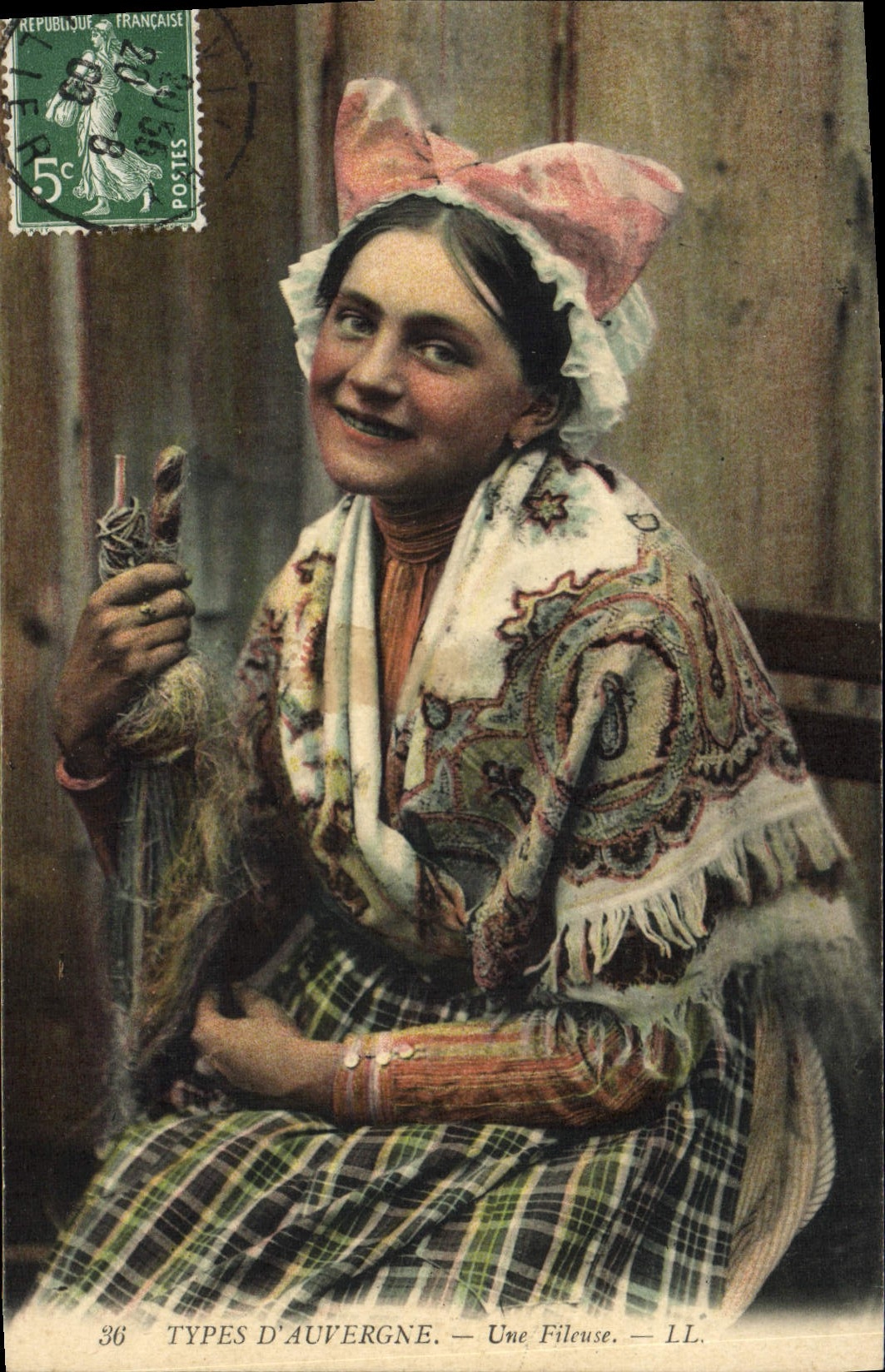 CPA Folklore Auvergne Une fileuse 