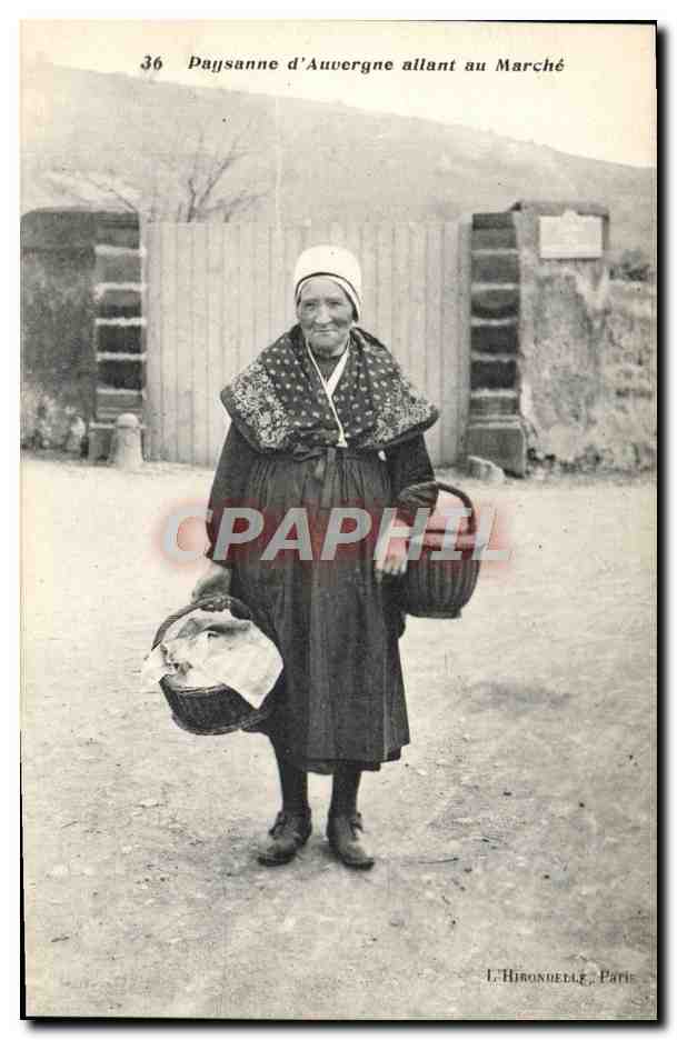 CPA Folklore Paysanne d'Auvergne allant au marche TOP
