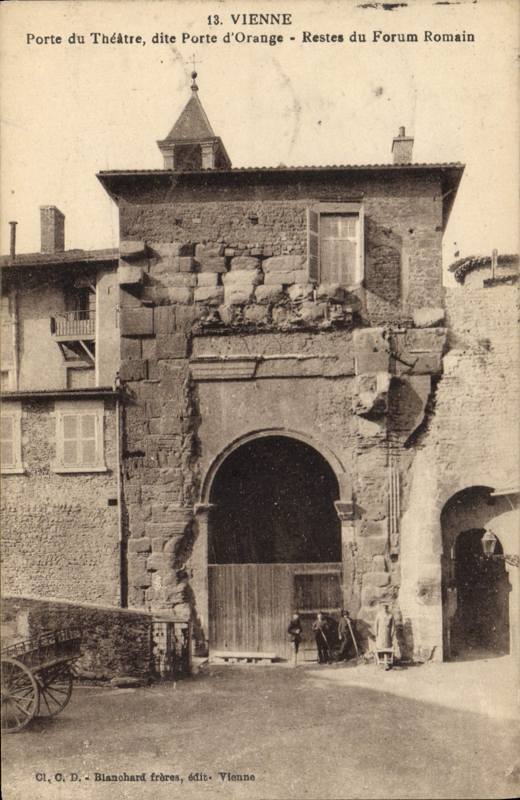 CPA Theatre Vienne Porte du Theatre dite portes d'Orange Restes du forum romain 