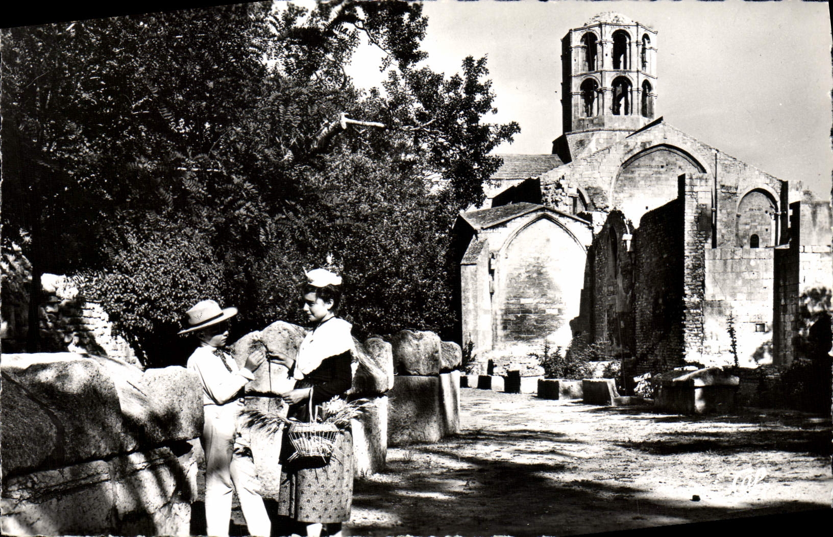 Les Alyscamps à Arles — ruines de l'église — Real-Photo des Arts Photomécaniques - Anverso