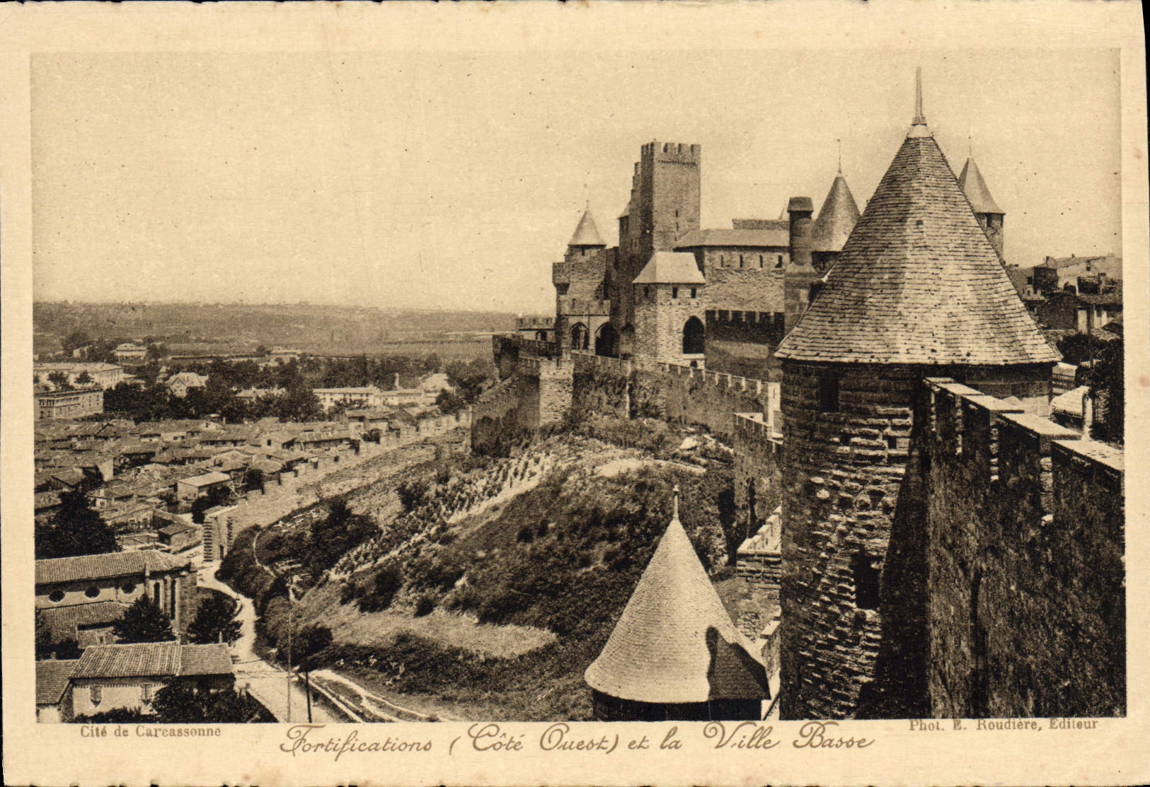 CPA Cite de Carcassonne Fortifications et la ville basse