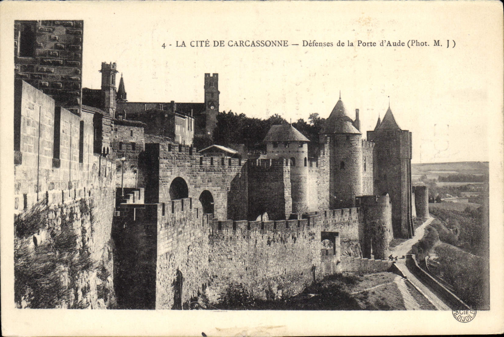 CPA La cite de Carcassonne Defenses de la porte d'Aude