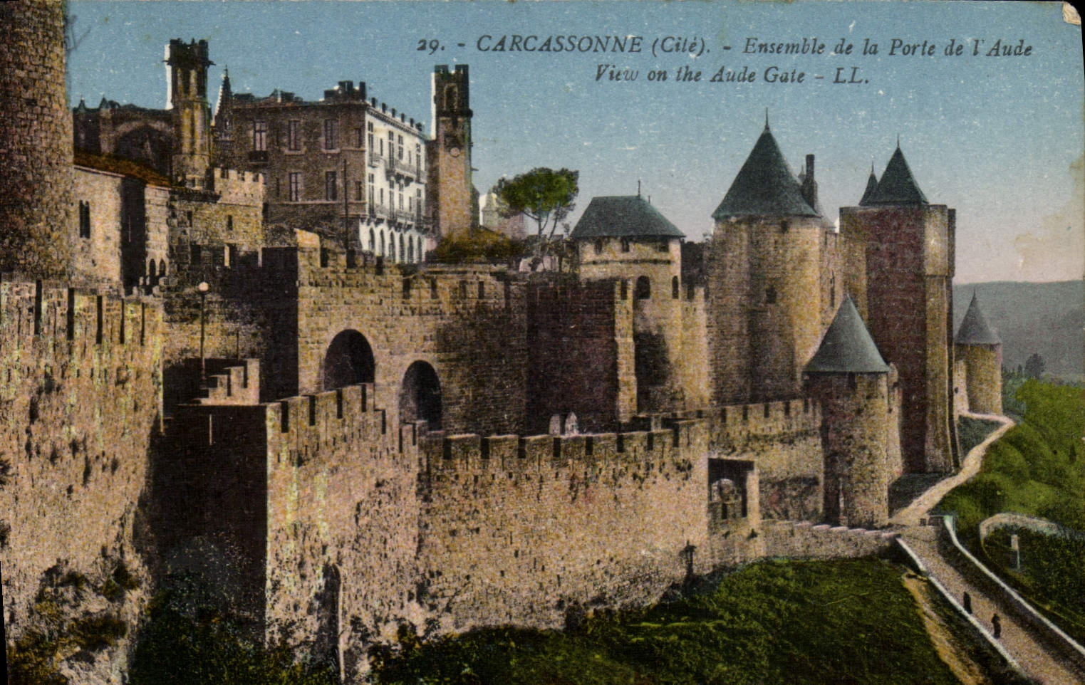 CPA Carcassonne Ensemble de la porte d'Aude 
