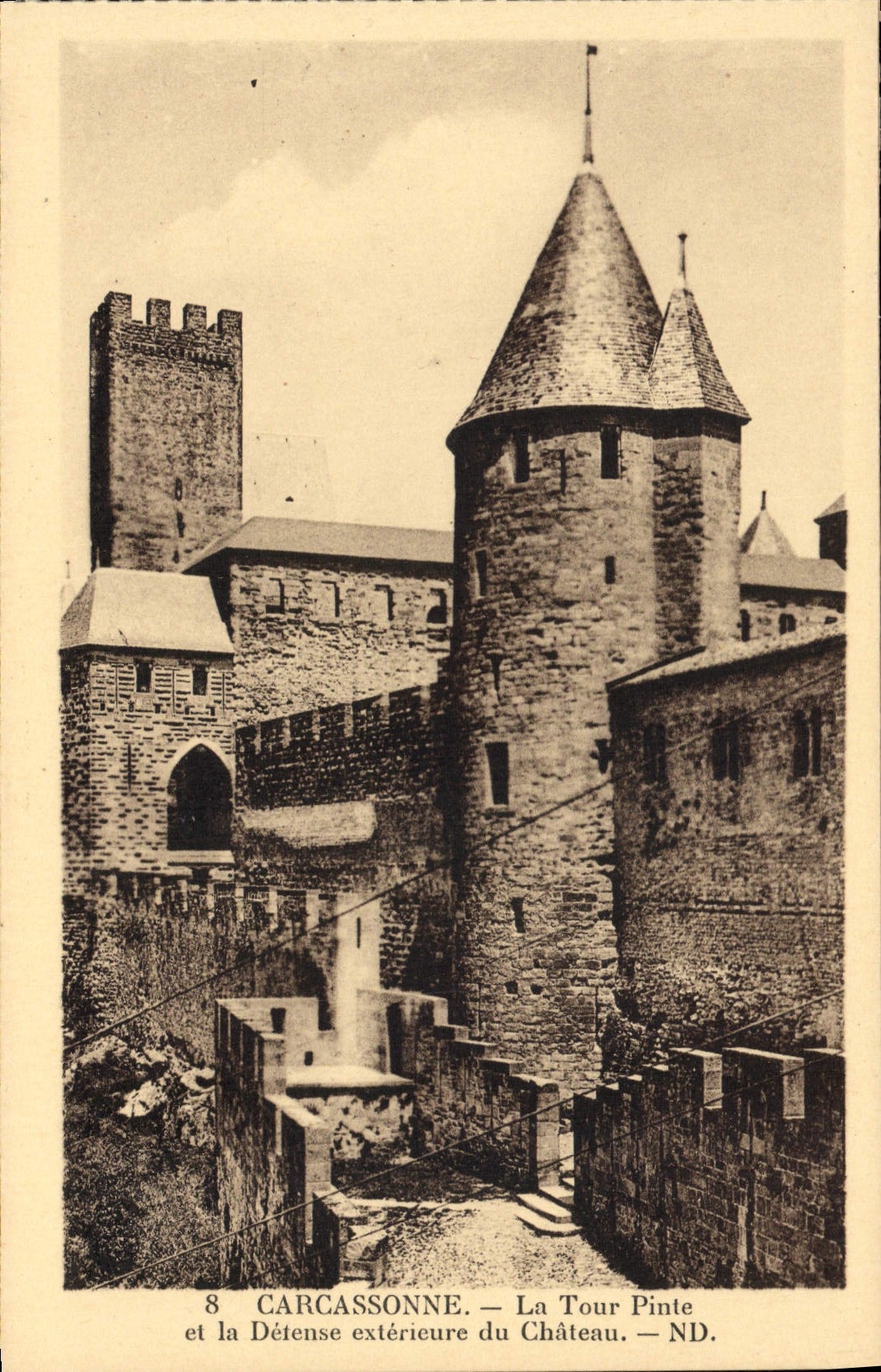CPA Carcassonne La Tour Pinte Et La Defense Exterieure Du Chateau