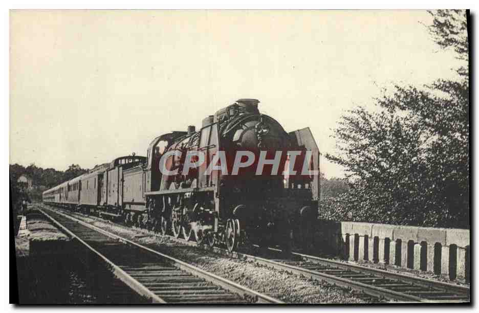 CPA Train Locomotive Reseau du Nord Un train express sur le viaduc dee Chantilly Machine Pacific