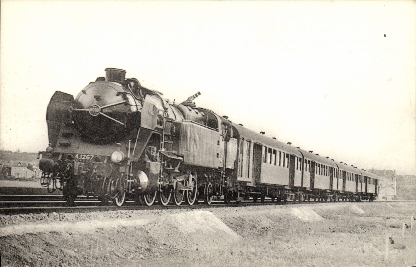 CPA Train Locomotive Region du Nord Une rame metallique de la banlieue Nord Machine tender Mikado 4 1267