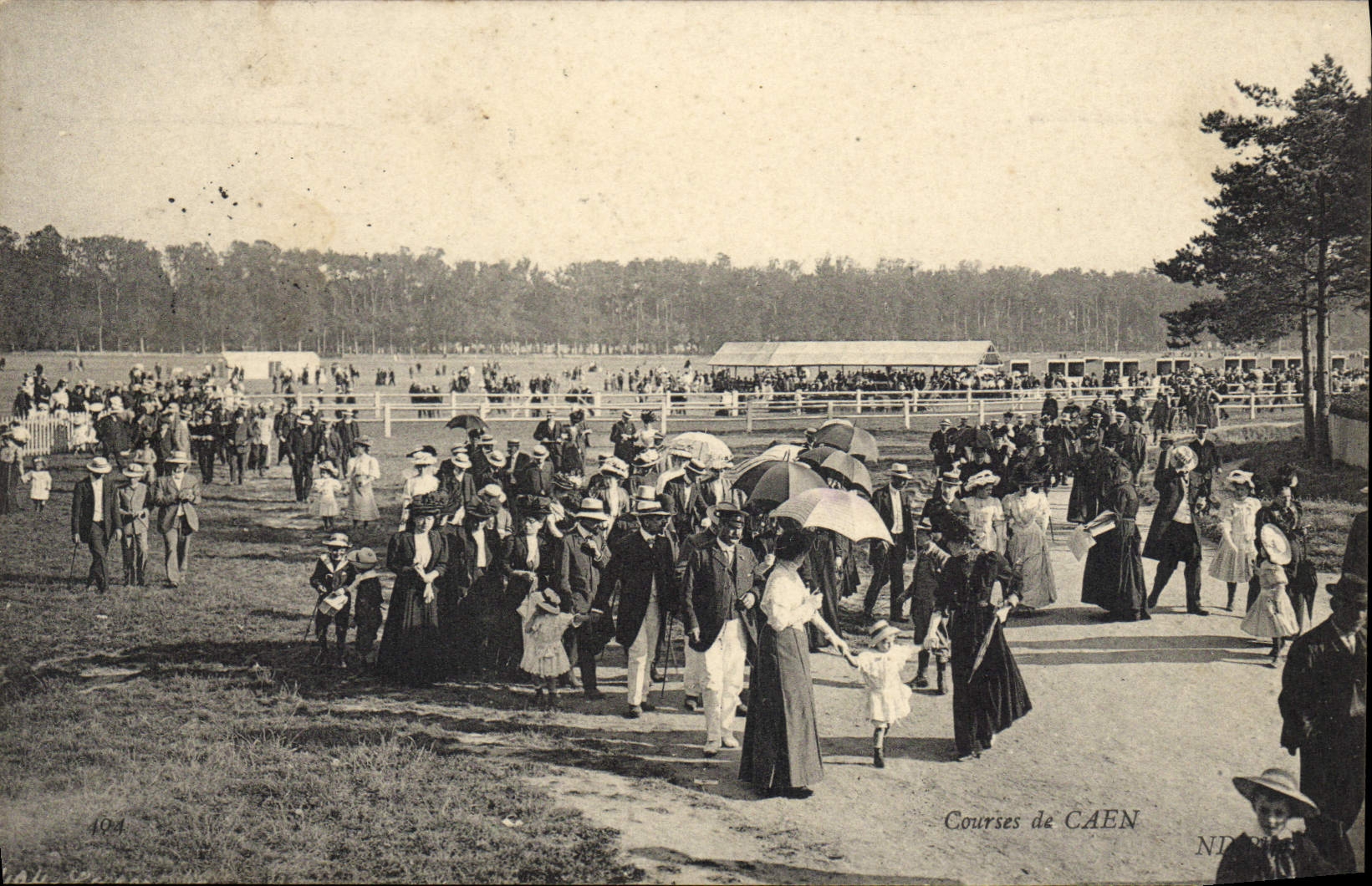 Courses de CAEN — Spectateurs aux courses — ND (vers 1915) - Anverso