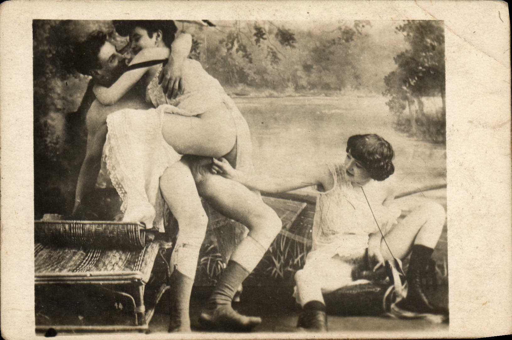 Scena con tre persone in un ambiente di fiume — editore CPAPHIL, n° 10