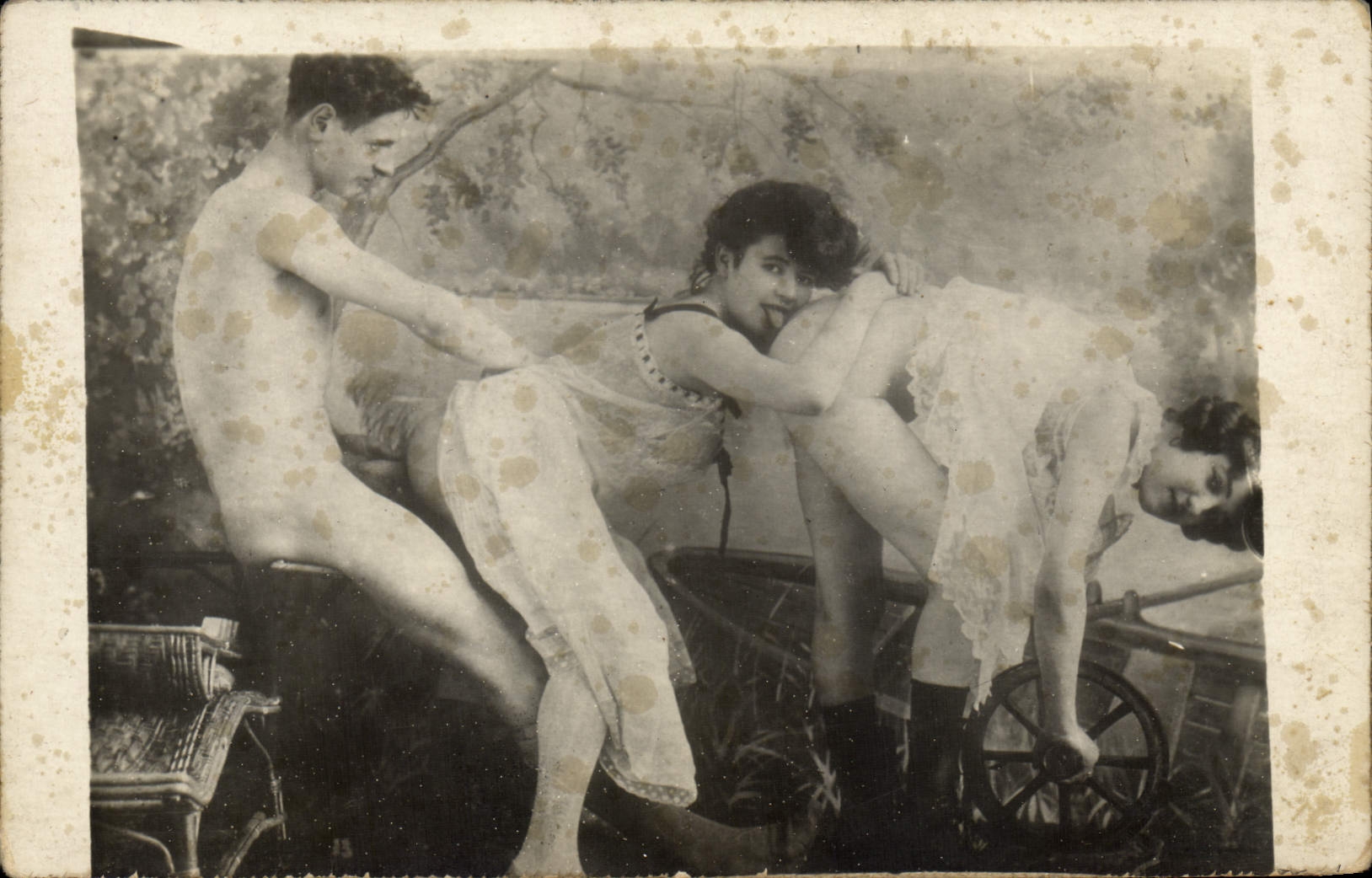 Scène de jardin — trois personnages — CPAPHIL n° 907-26