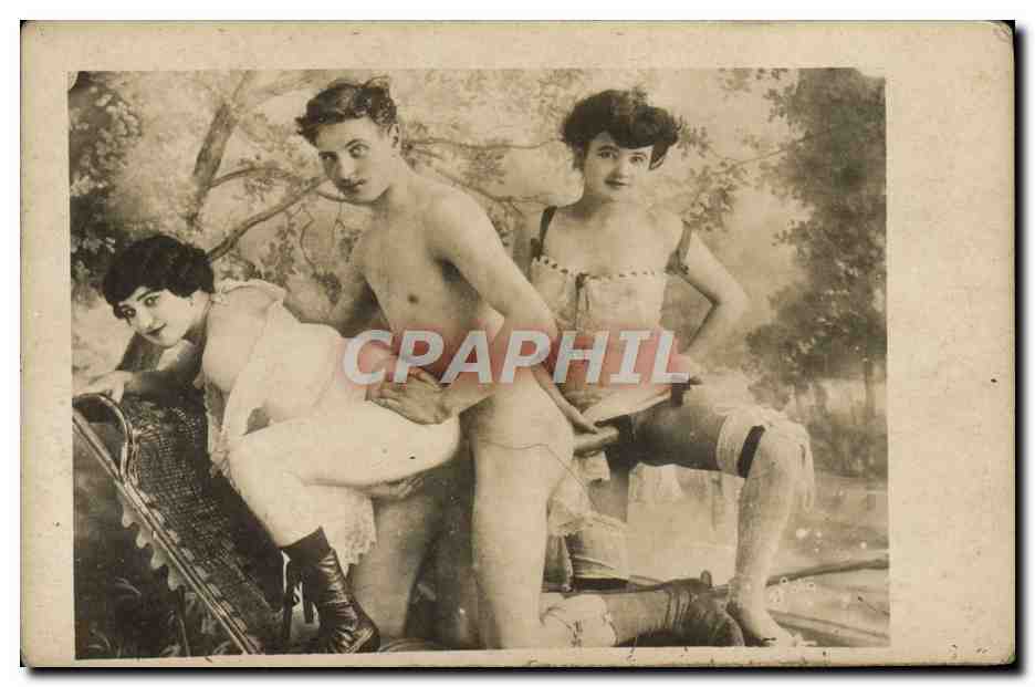 Trois personnes nues dans un décor de forêt — éditeur inconnu, n° de série non visible