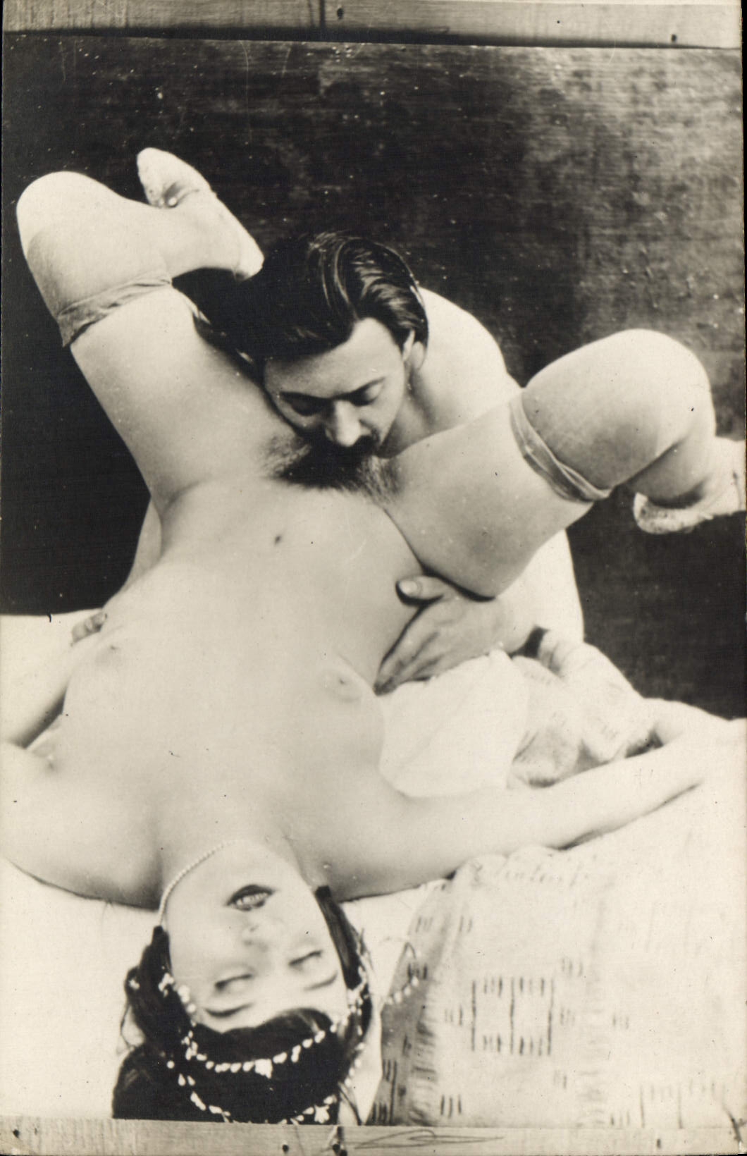 Wrestler et danseuse — scène de spectacle — éditeur non identifié, n° de série non visible