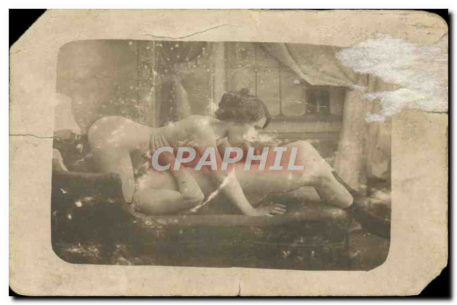 Deux femmes nues sur un canapé — scène intime — carte postale anonyme