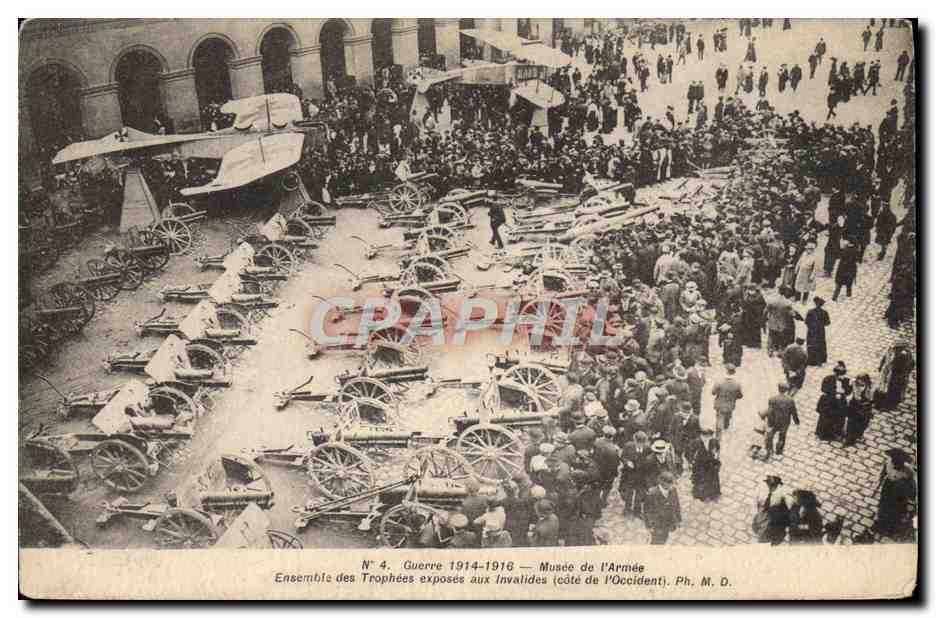 CPA Militaria Musee de l'armee Ensemble des trophees exposes aux Invalides Avion