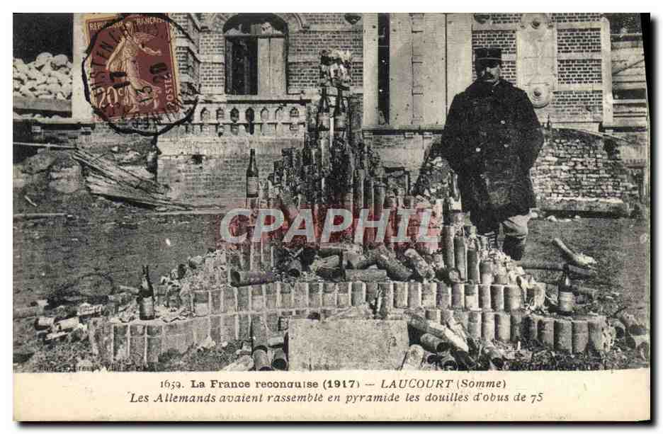CPA Militaria Laucourt Les allemands avaient rassemble en pyramide les douilles d'obus de 75