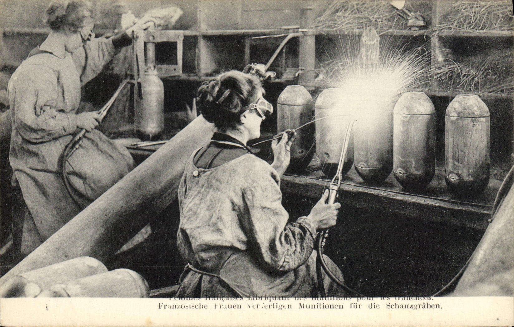 Femmes françaises fabriquant des munitions pour les tranchées — édition non identifiée