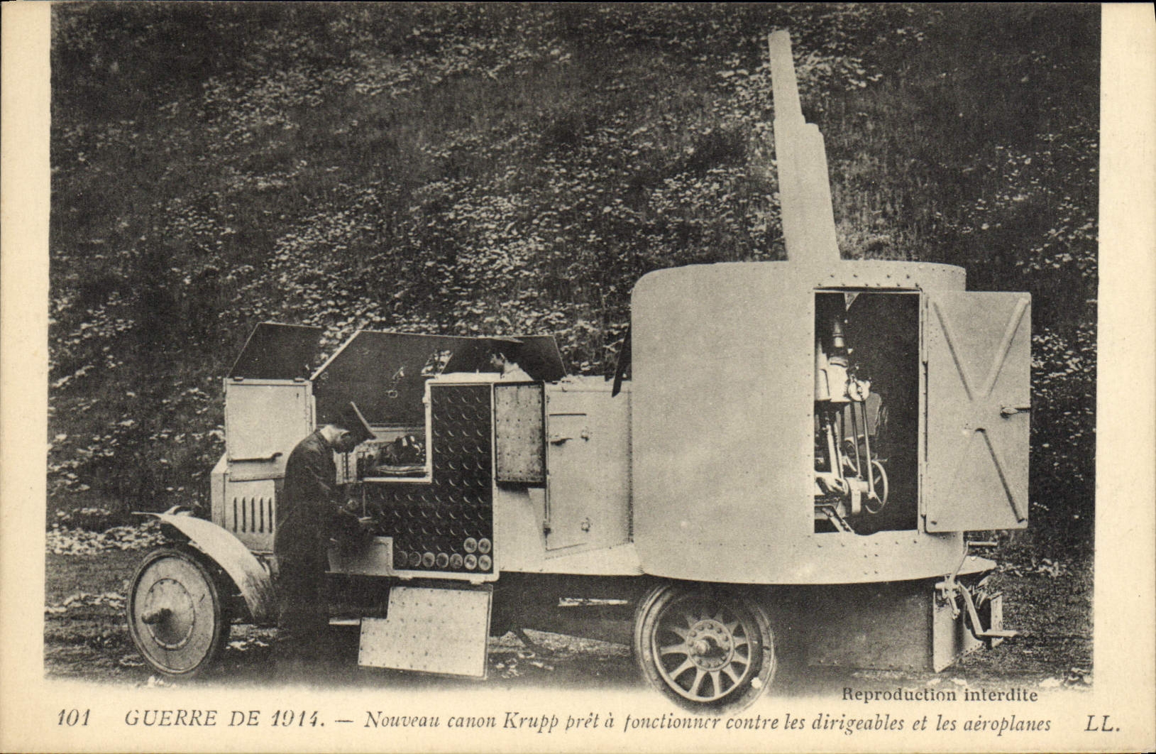 CPA Militaria Nouveau canon Krupp pret a fonctionner contre les dirigeables et les aeroplanes
