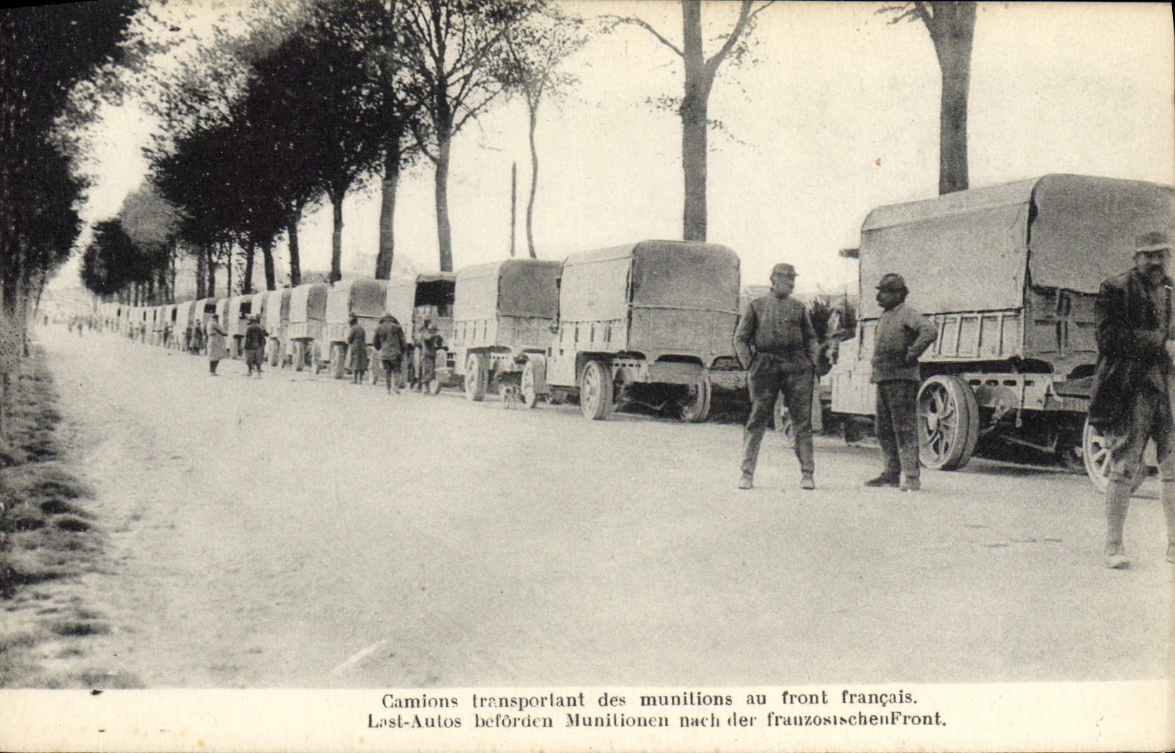 CPA Militaria Camions transportant des munitions au front francais 