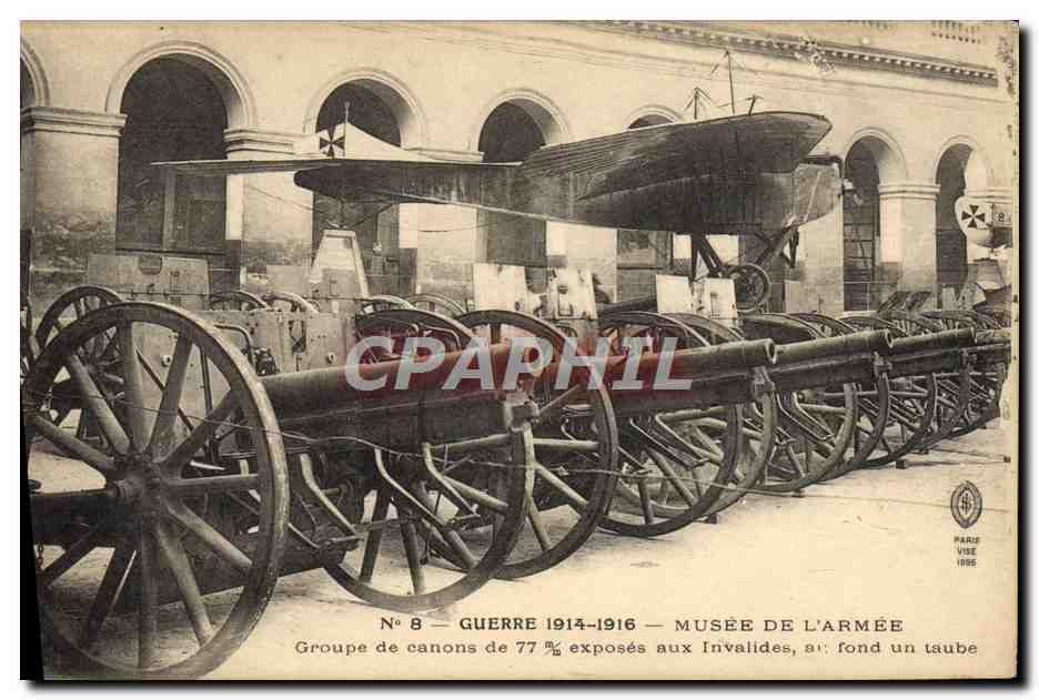 CPA Militaria Paris Musee de l'armee Groupe de canons de 77 exposes aux Invalides au fond un taube Avion 