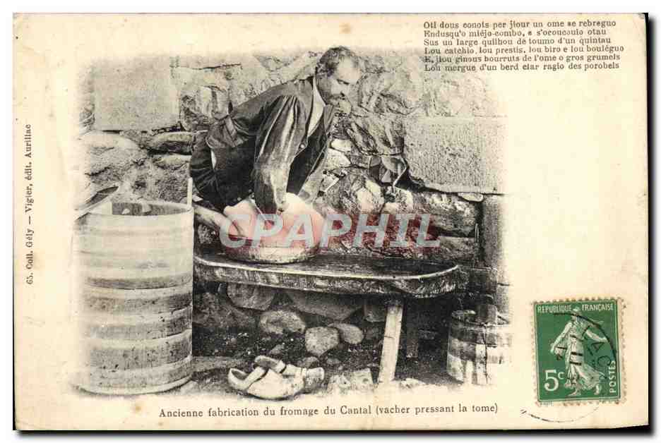 CPA Ancienne fabrication de fromage du Cantal vacher pressant la tome Folklore TOP