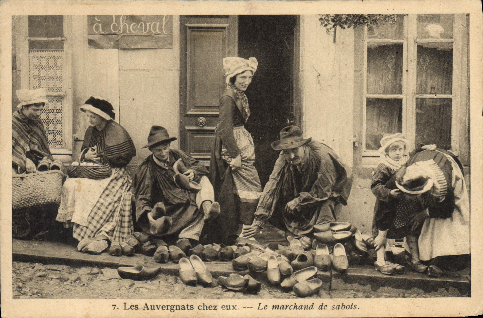 CPA Les Auvergnats chez eux Le marchand de sabots Folklore 