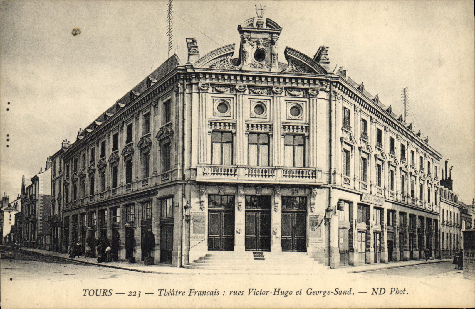 CPA Tours Theatre francais Rues Victor Hugo et George Sand 