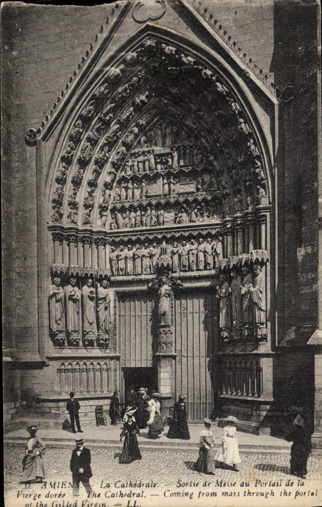 CPA Amiens La Cathedrale Sortie De Messe Au Portail De La Vierge doree