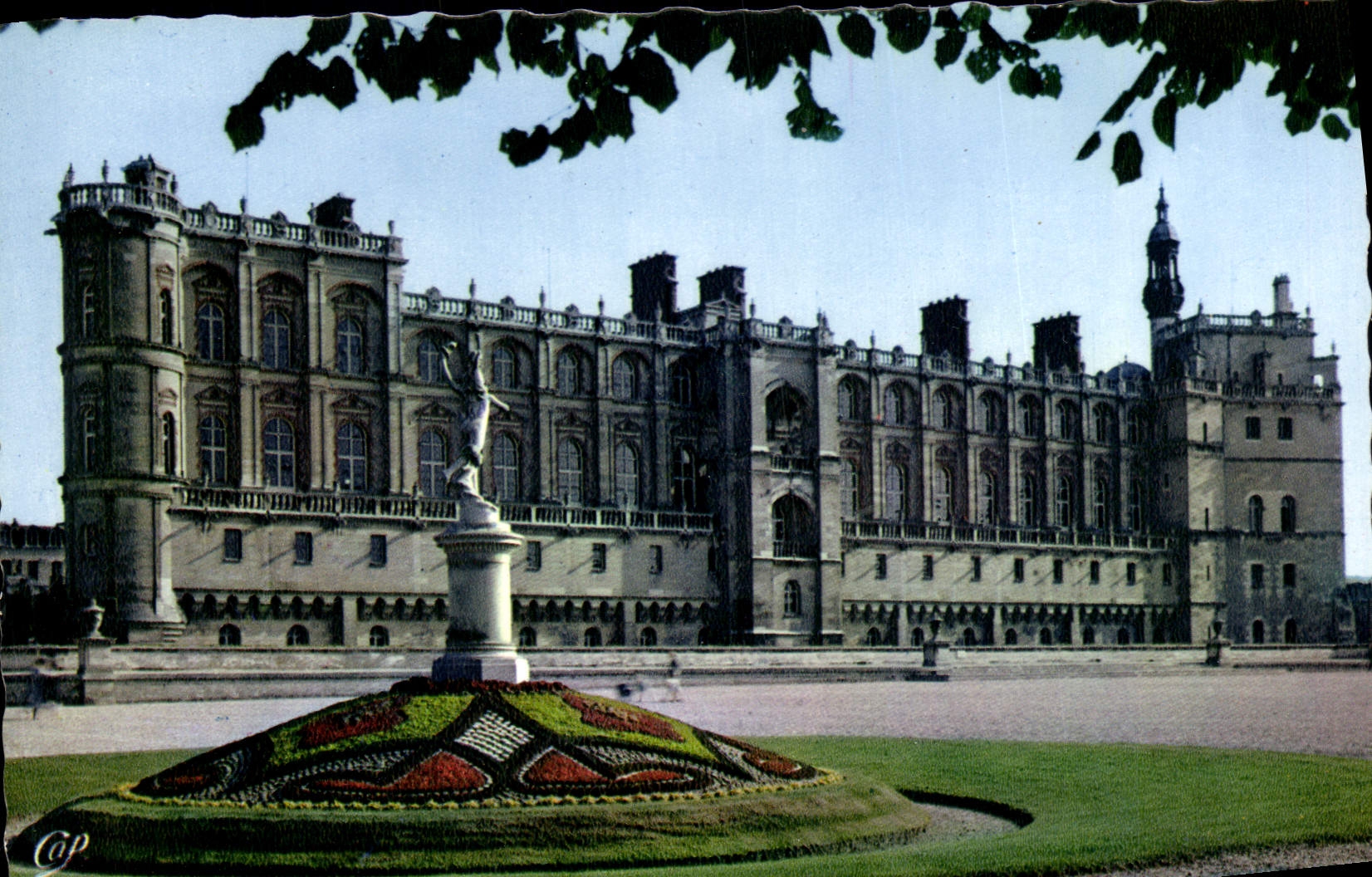 Château de Saint-Germain-en-Laye — vue du château avec fontaine fleurie — Lumicap - Anverso