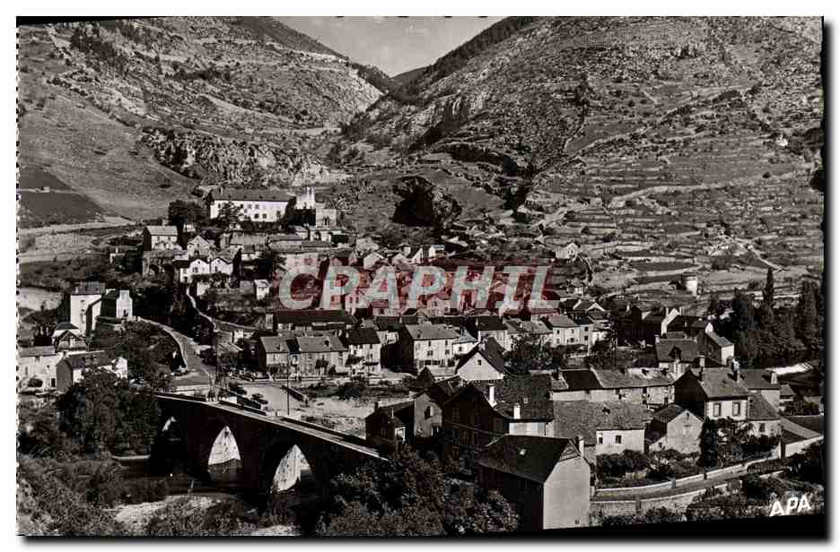 CPM Vue generale de Saint Enimie blottie au bas de la falaise 