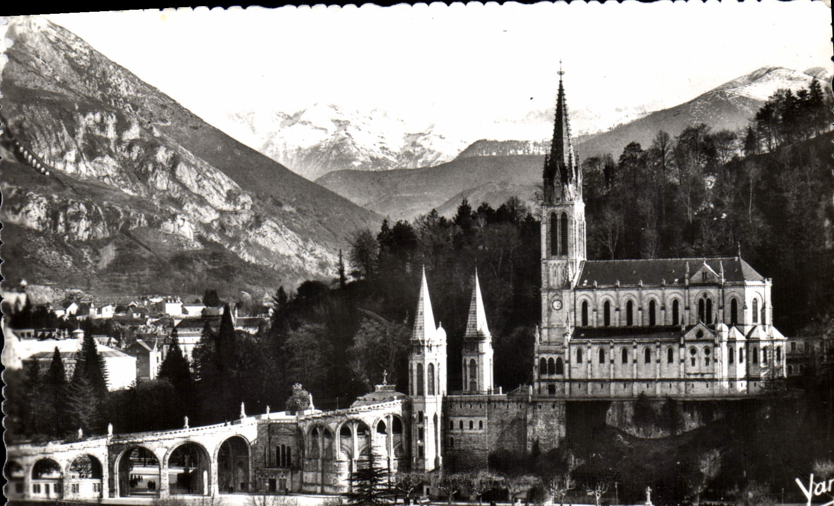 CPM Lourdes La Basilique