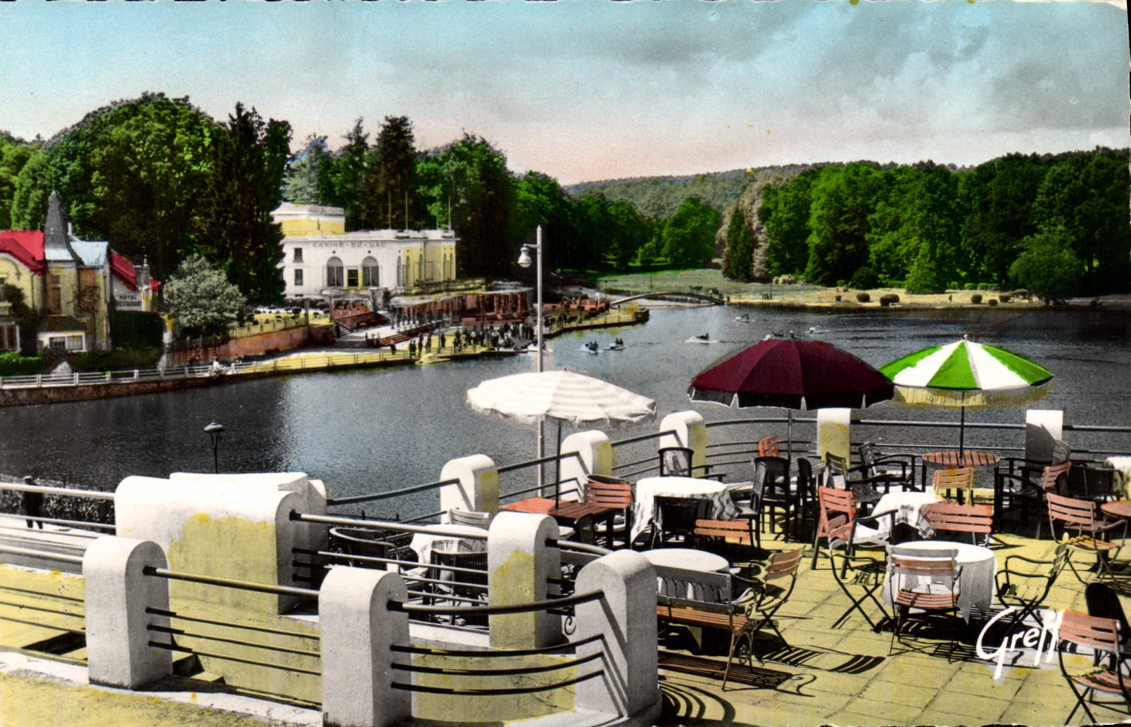 CPM En Normandie Bagnoles De L'Orne Le lac et le casino vus des terrasses des thermes 