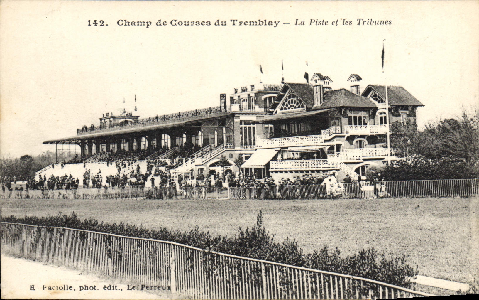 Champ de Courses du Tremblay — La Piste et les Tribunes — E. Faciolle, phot. édit., Le Perreux