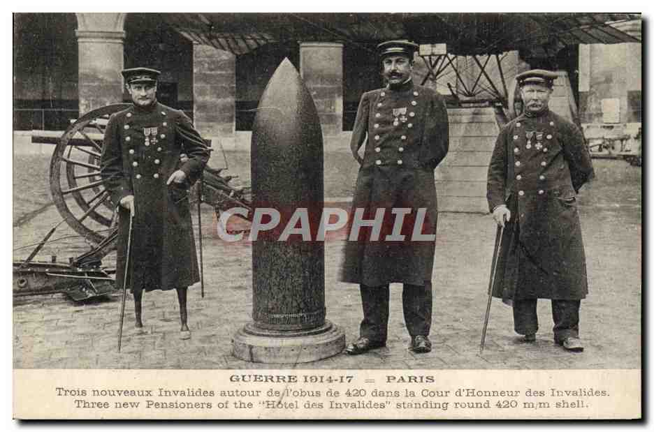 Trois nouveaux Invalides autour de l'obus de 420 mm dans la Cour d'Honneur des Invalides — Paris, Guerre 1914-17
