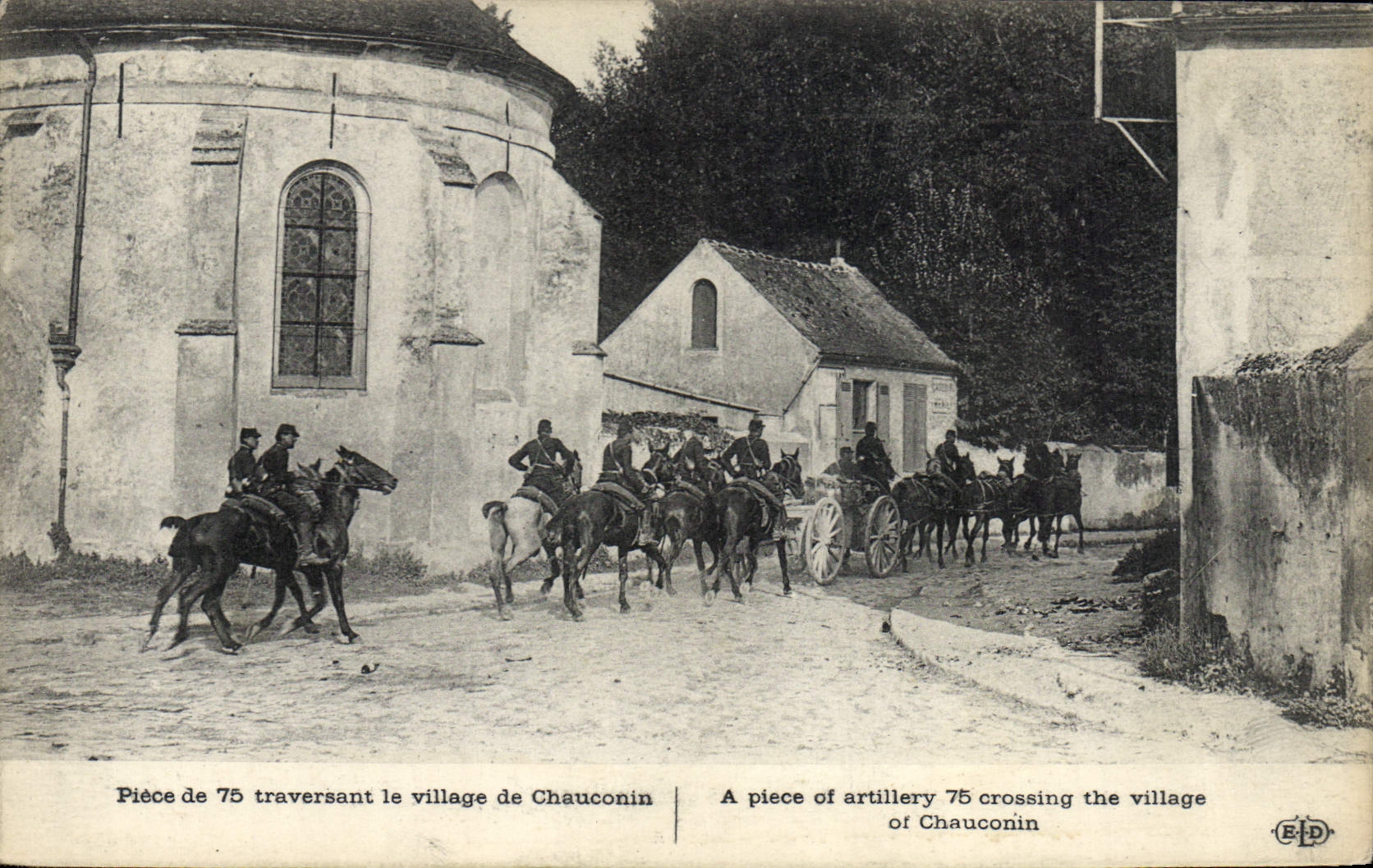CPA Militaria Piece de 75 traversant le village de Chauconin 