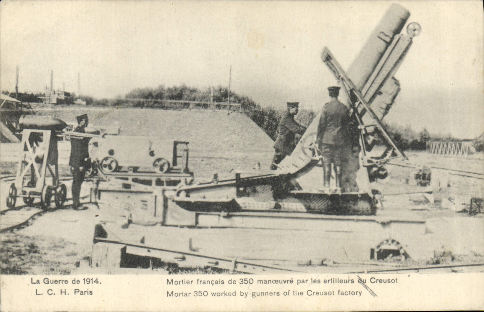 CPA Militaria Mortier de 350 manoeuvre par les artilleurs du Creusot 