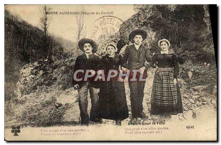 CPA Folklore Depart pour la fete Auvergne Cantal