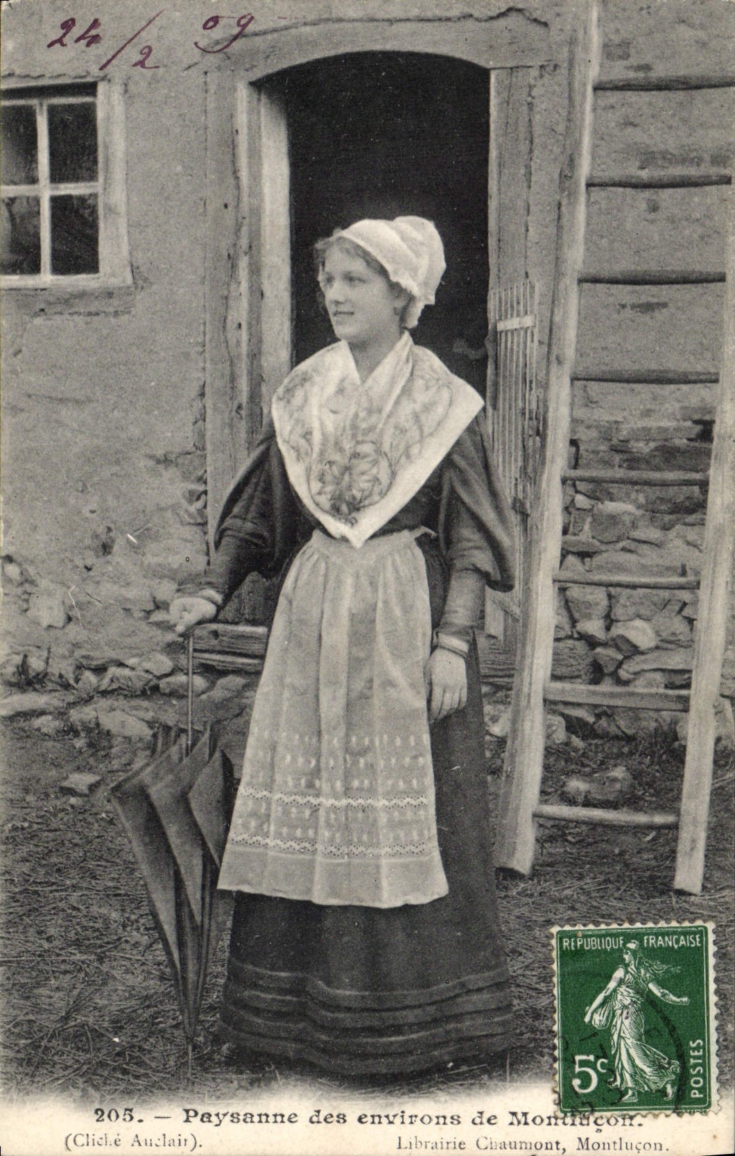 CPA Folklore Auvergne Paysanne des environs de Montlucon 