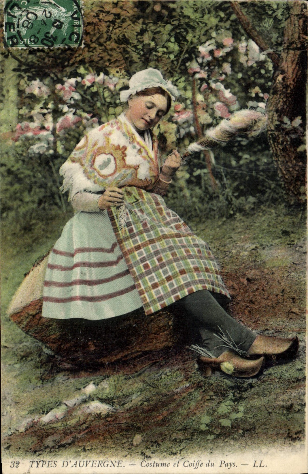 CPA Folklore Types d'Auvergne Costume et coiffe du pays 