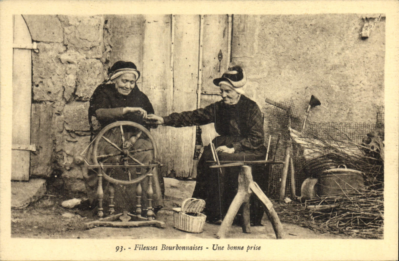 CPA Folklore Le Bourbonnais Fileuses bourbonnaises 