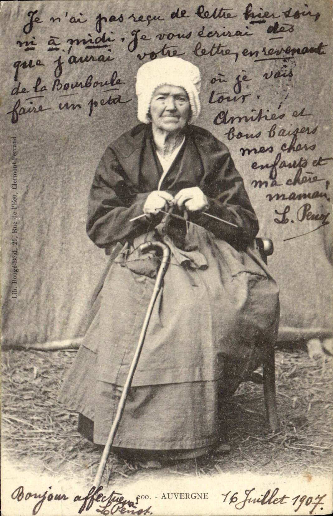 CPA Folklore Auvergne Vieille femme