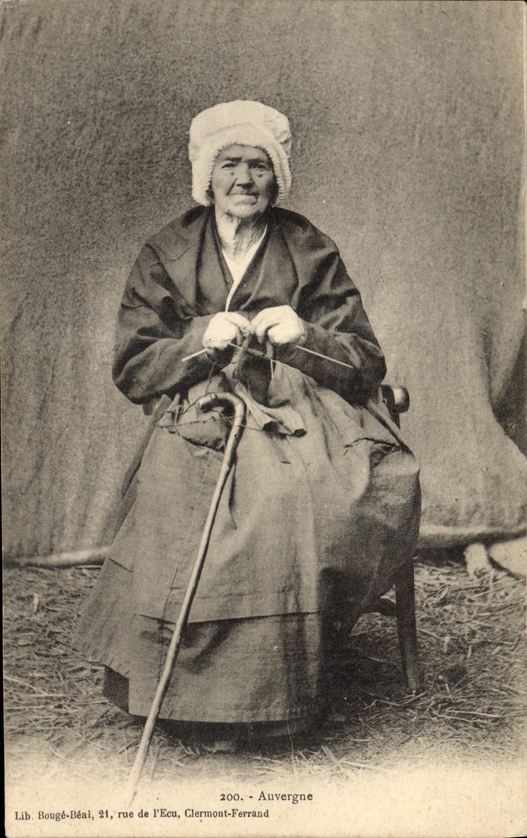 CPA Folklore Auvergne Vieille femme