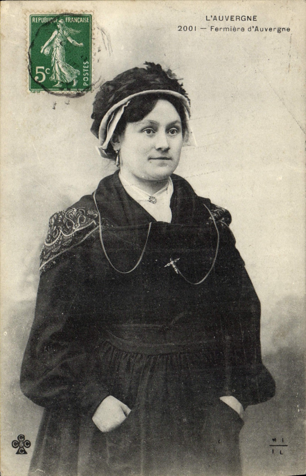 CPA Folklore Auvergne Fermiere d'Auvergne 