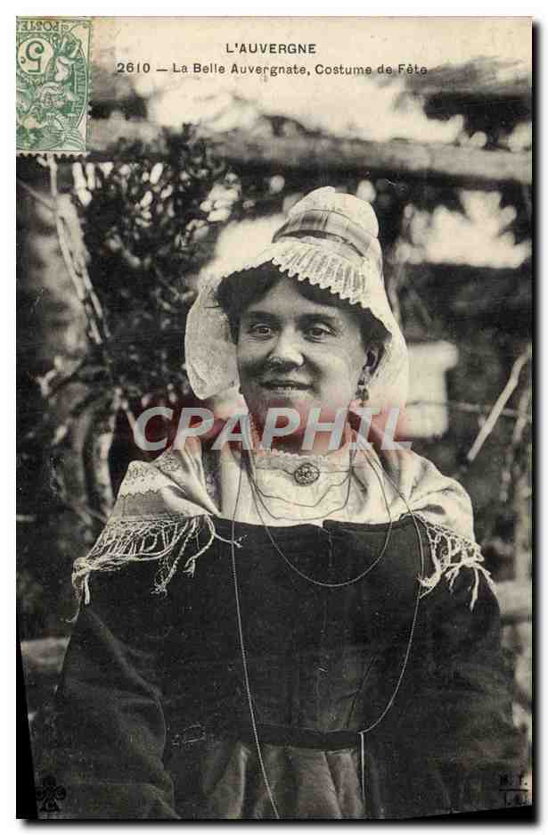 CPA Folklore Auvergne La belle Auvergnate Costume de fete 