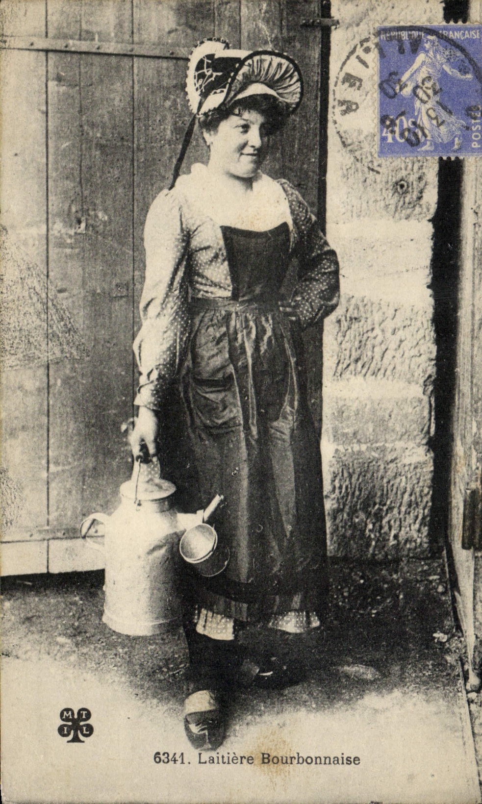 CPA Folklore Laitiere Bourbonnaise 