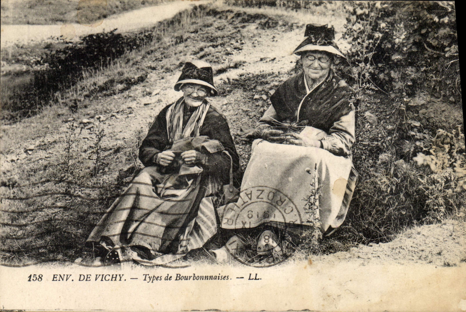 CPA Folklore Environs de Vichy Types de Bourbonnaises 