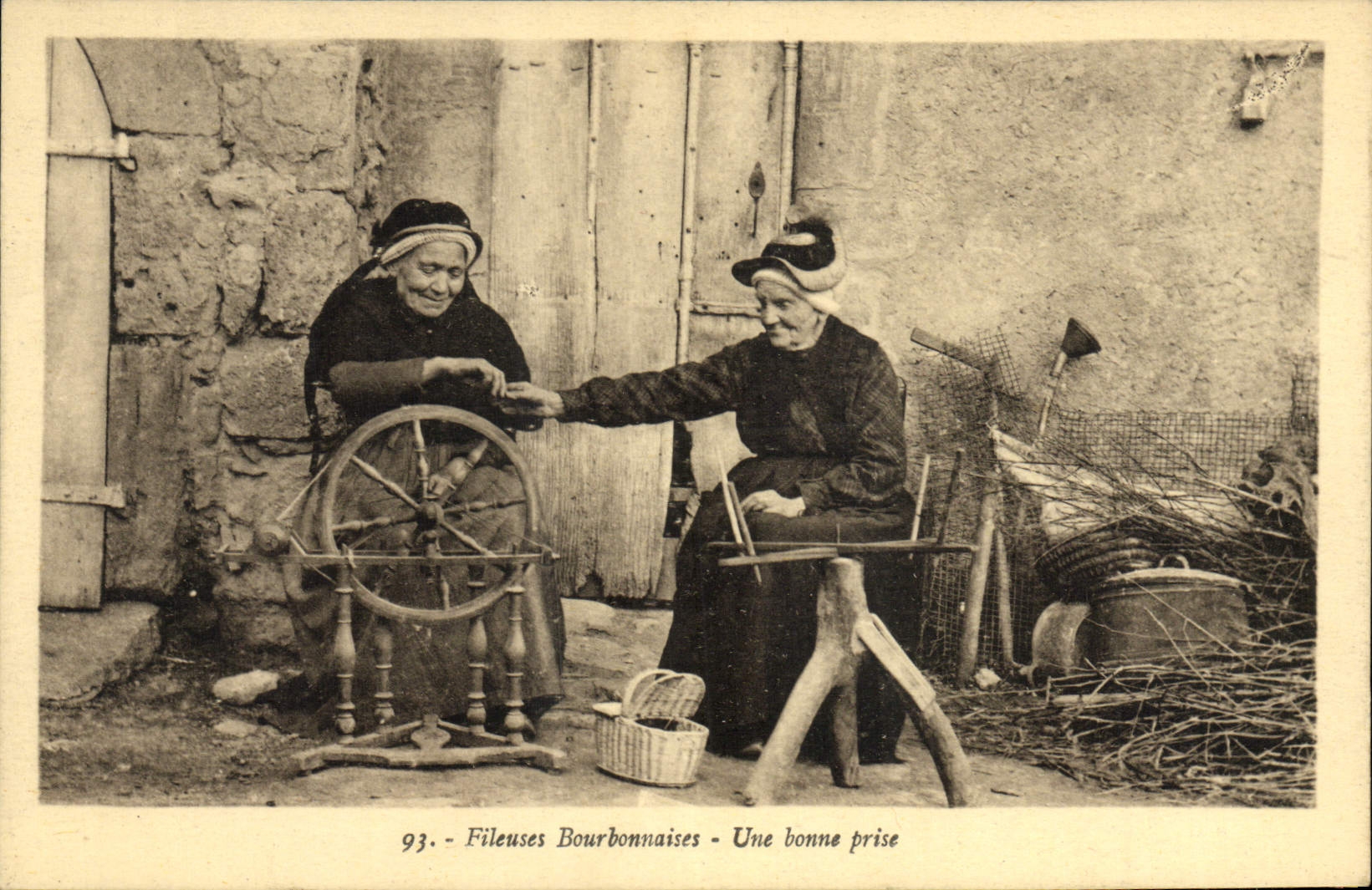 CPA Folklore Fileuses Bourbonnaises Une bonne prise 