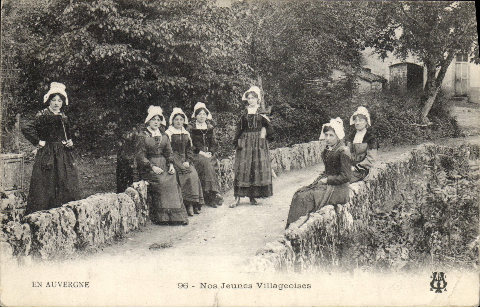 CPA Folklore Nos jeunes villageoises Auvergne
