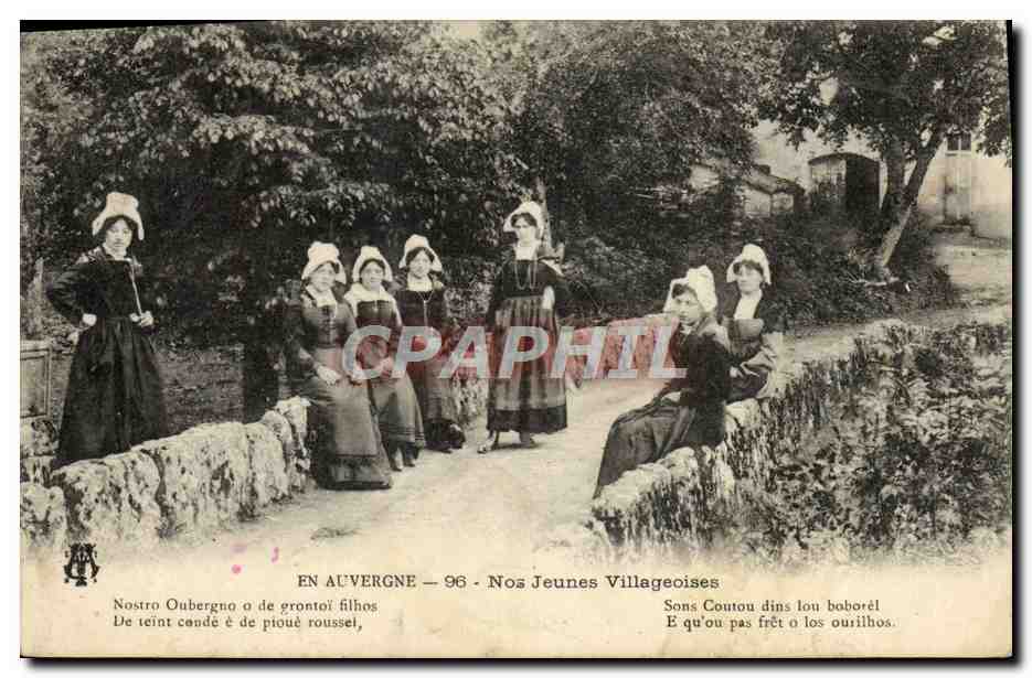 CPA Folklore Nos jeunes villageoises Auvergne