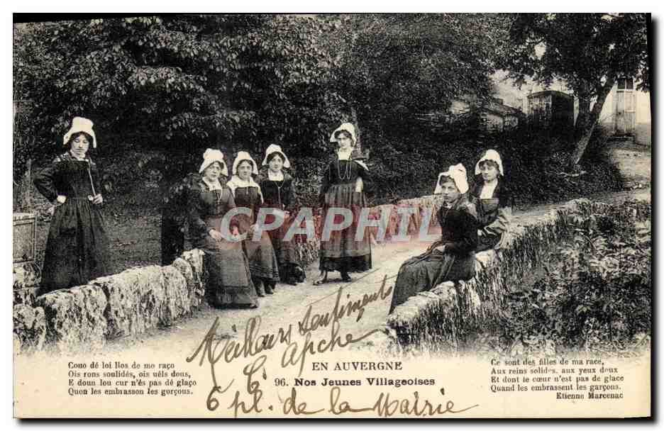 CPA Folklore Nos jeunes villageoises Auvergne
