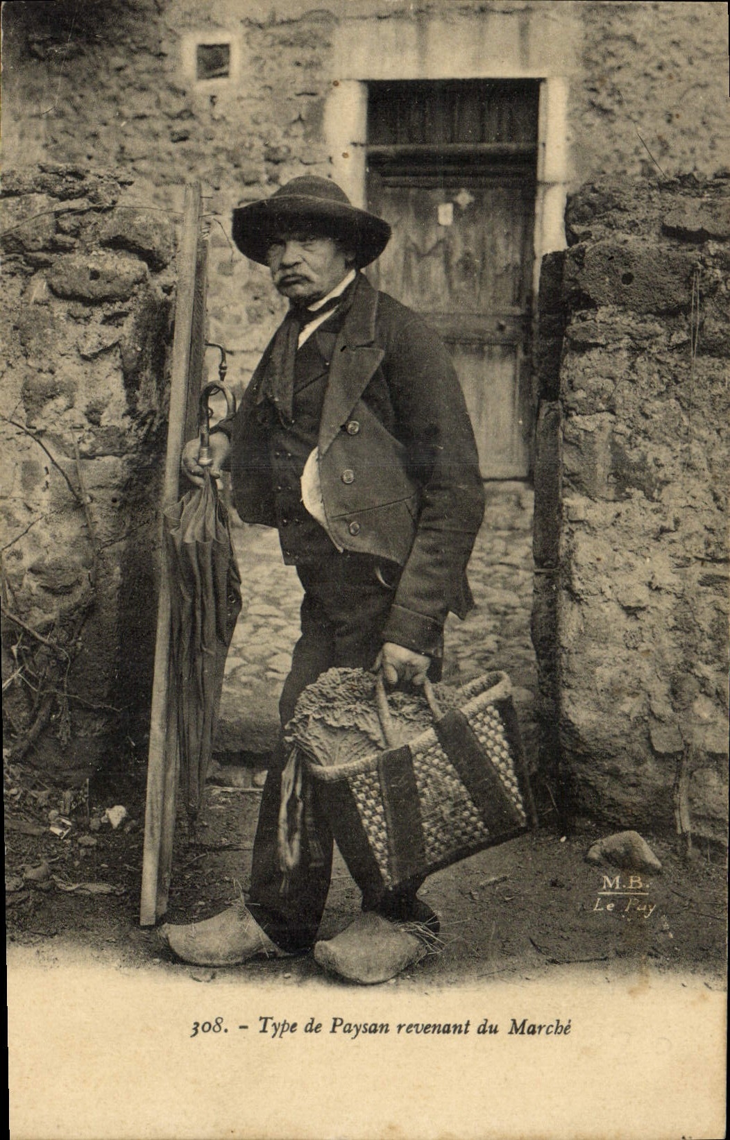 CPA Folklore Type de paysan revenant du marche Le Velay 